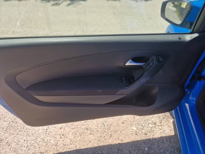 Slika prikazuje unutrašnjost vozila – panel vrata i prozorske kontrole.