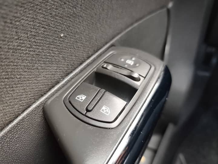 Slika prikazuje unutrašnjost vozila – panel vrata i prozore.