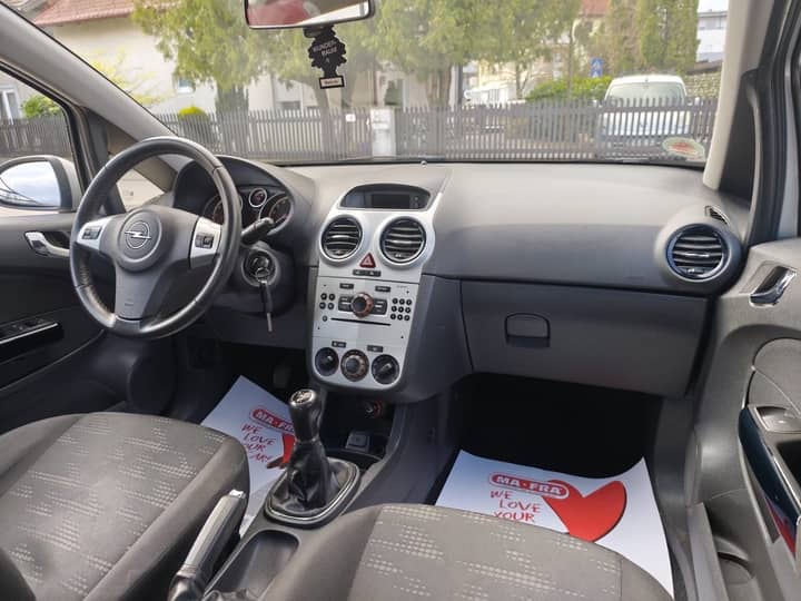 Slika prikazuje unutrašnjost vozila, volan i instrument ploče.