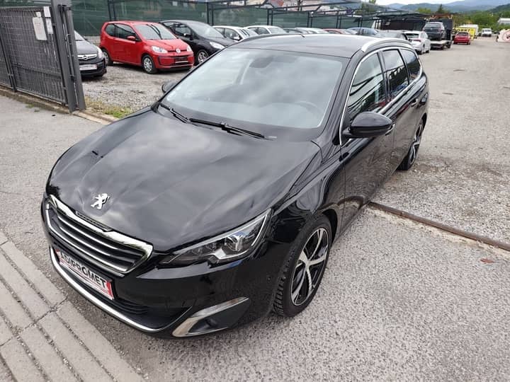 Slika prikazuje vanjsku karoseriju automobila.