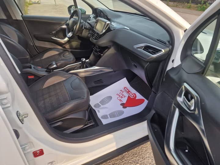 Slika prikazuje unutrašnjost vozila, fokus na prednjem prostoru i sjedalicama.