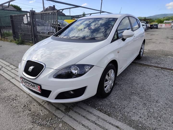 Slika prikazuje vanjsku stranu automobila.