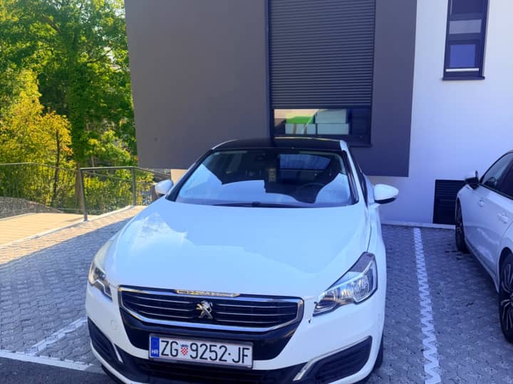 Slika prikazuje vanjski dio vozila.