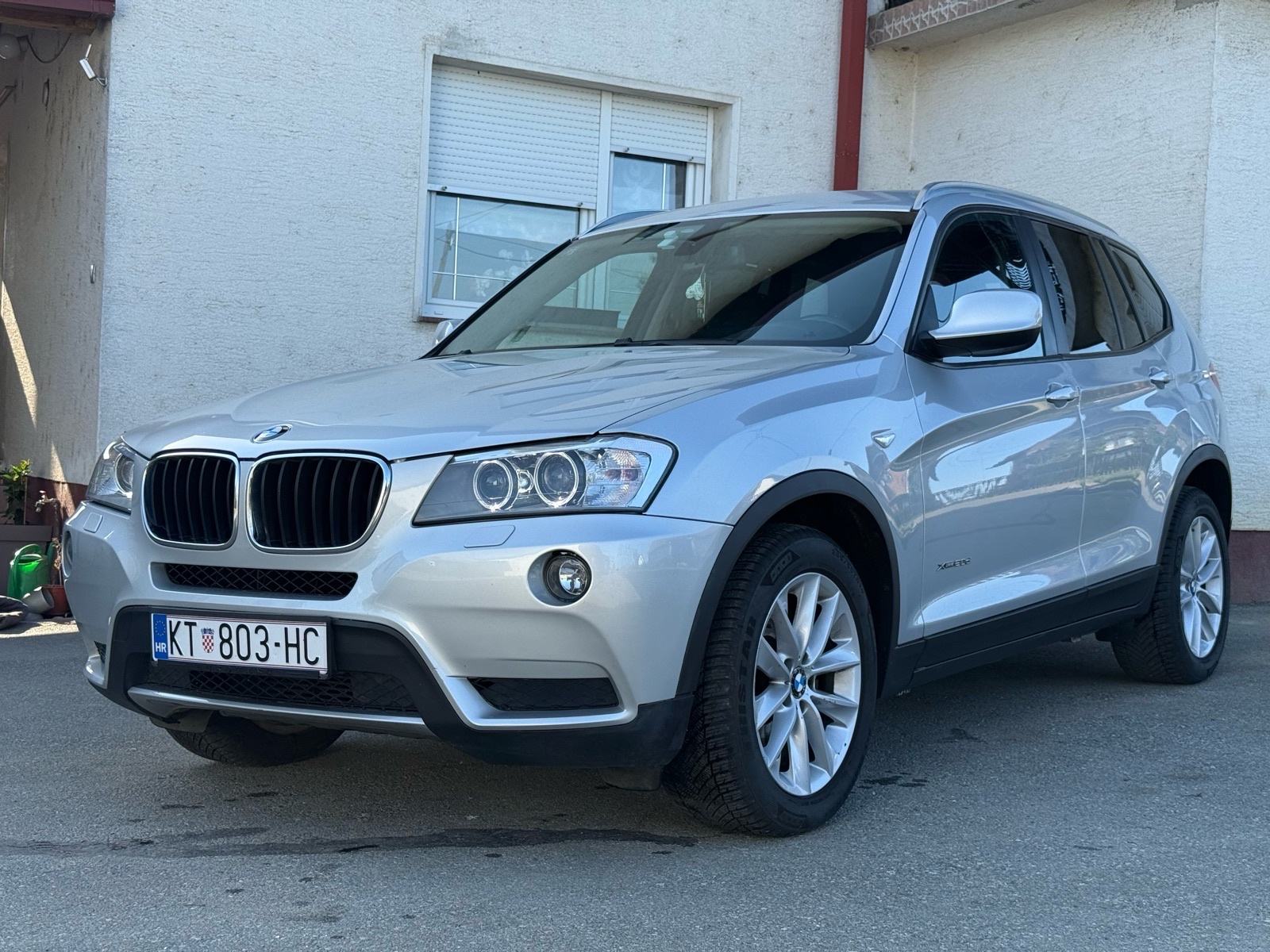 Slika prikazuje vanjštinu vozila, uključujući karoseriju i kotače.