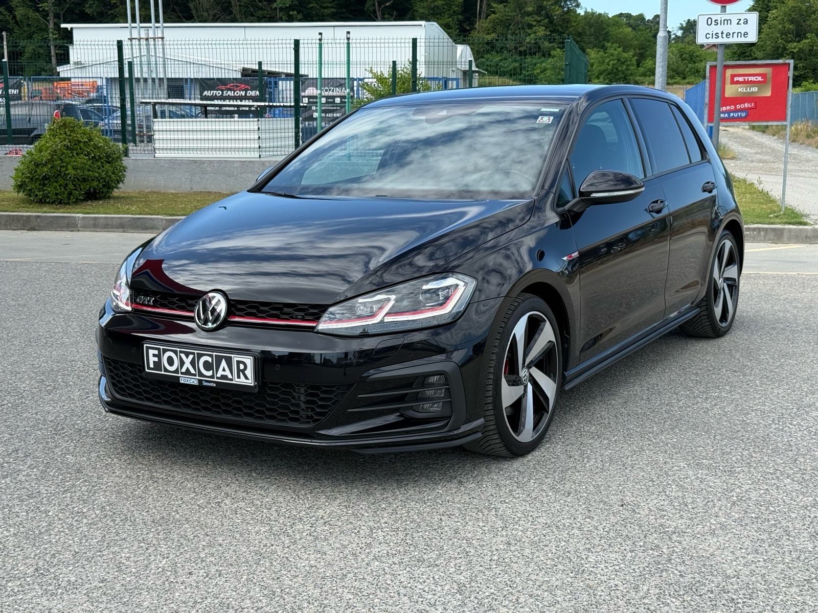 Slika prikazuje vanjski dio vozila (eksterijer).