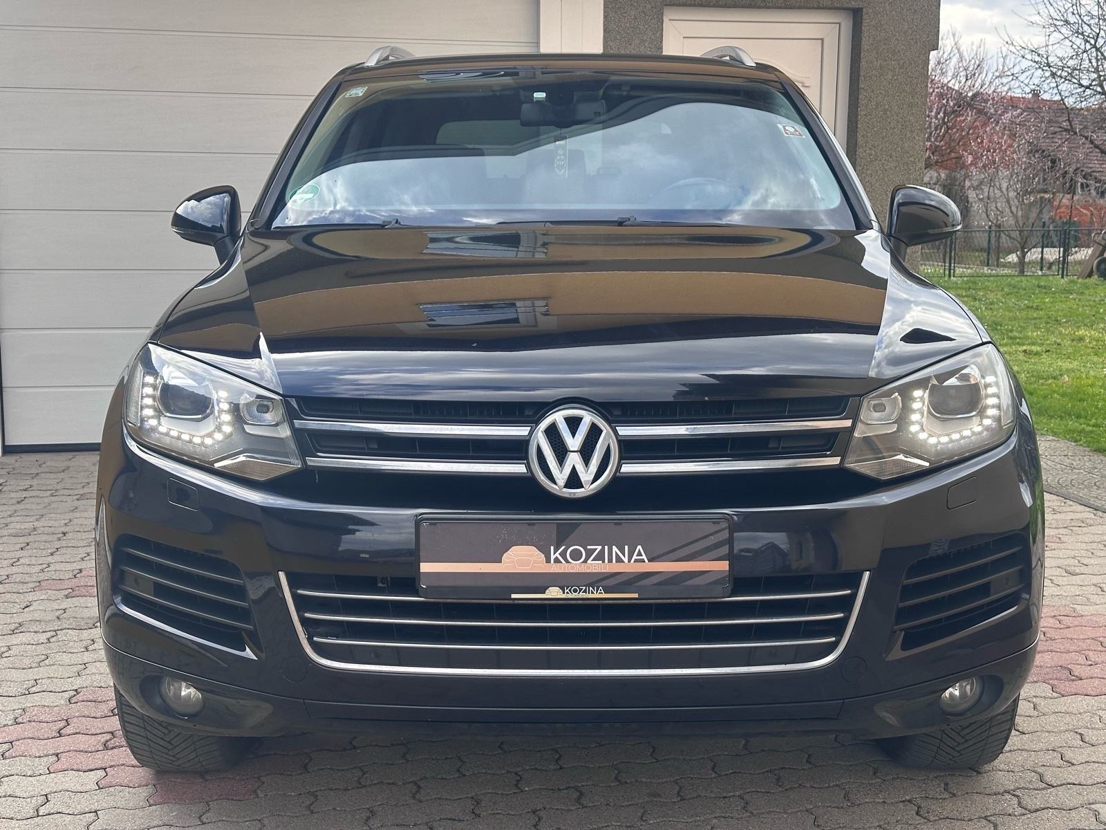 Slika prikazuje vanjski dio vozila (prednja karoserija).