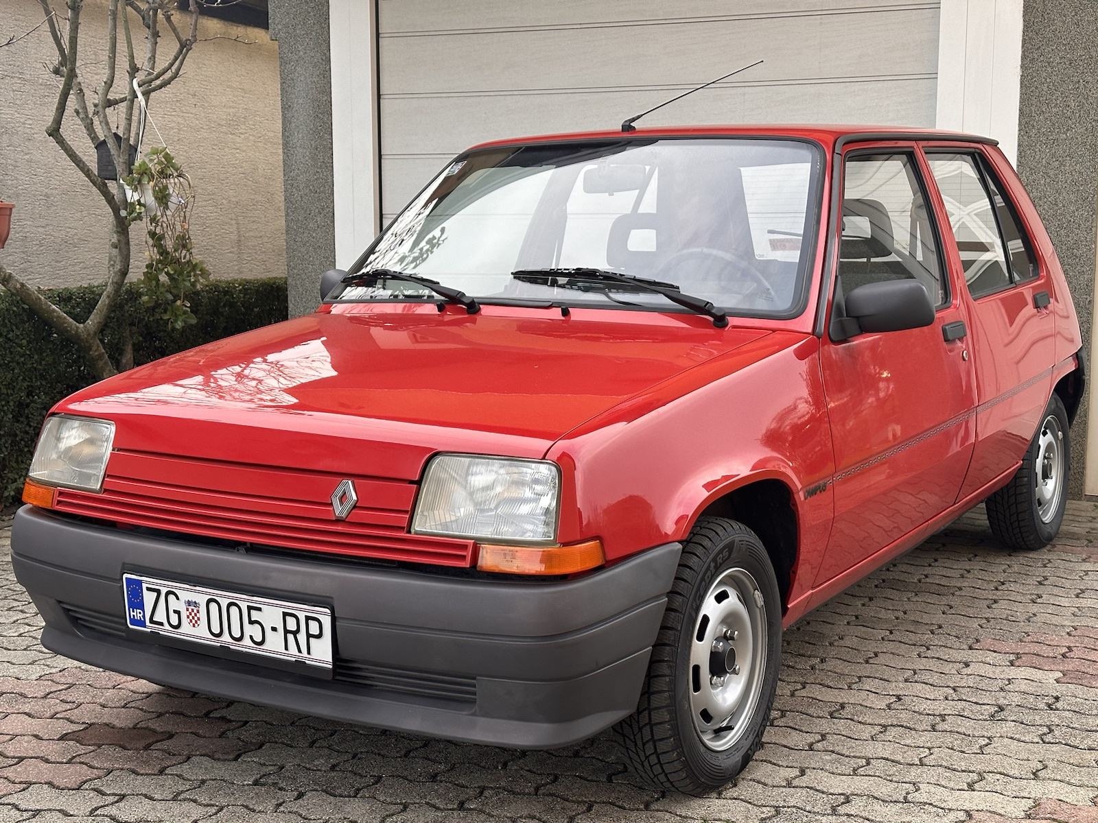 Slika prikazuje vanjski dio vozila (eksterijer).