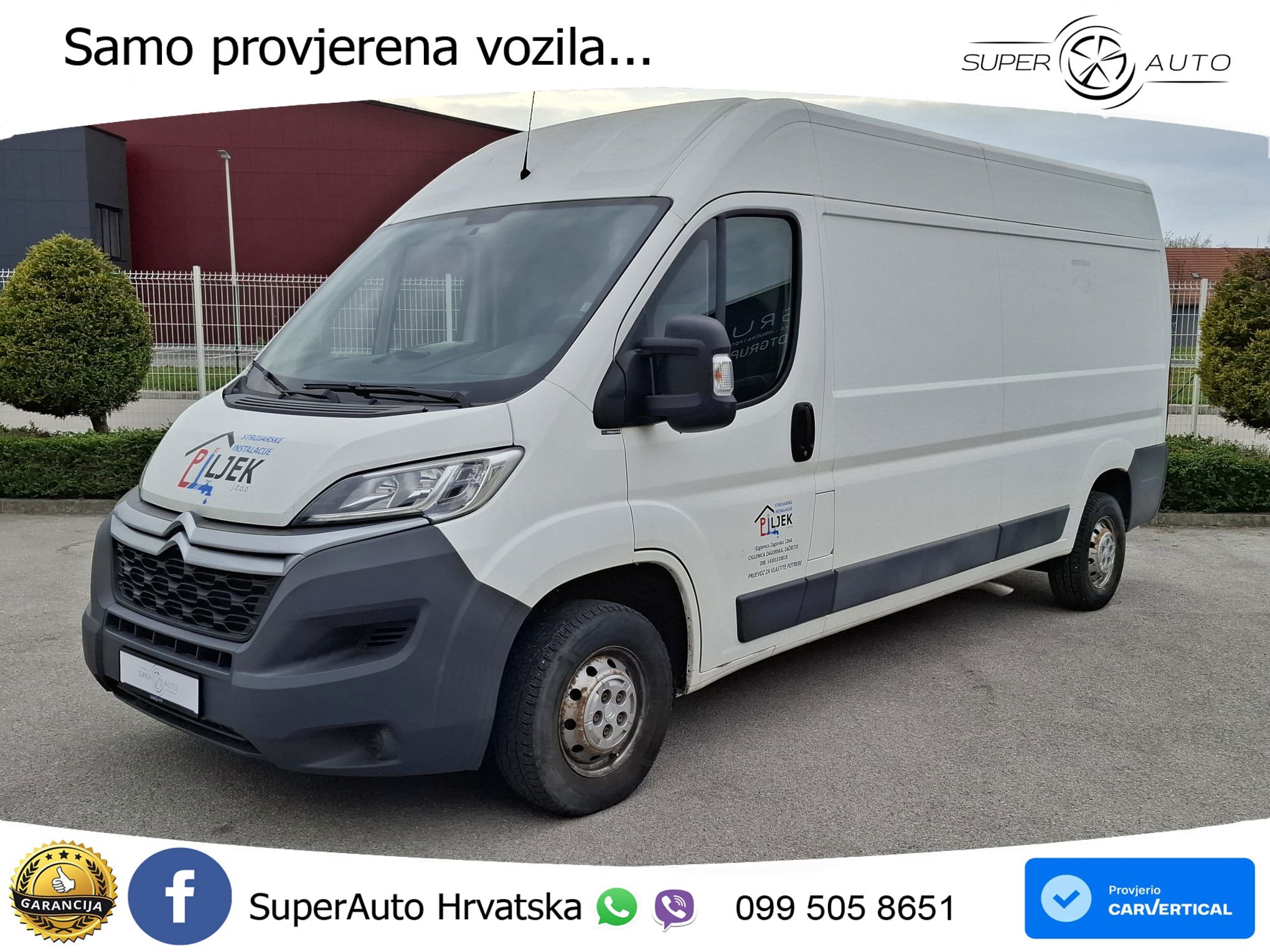 Slika prikazuje vanjsku stranu vozila, eksterijer.