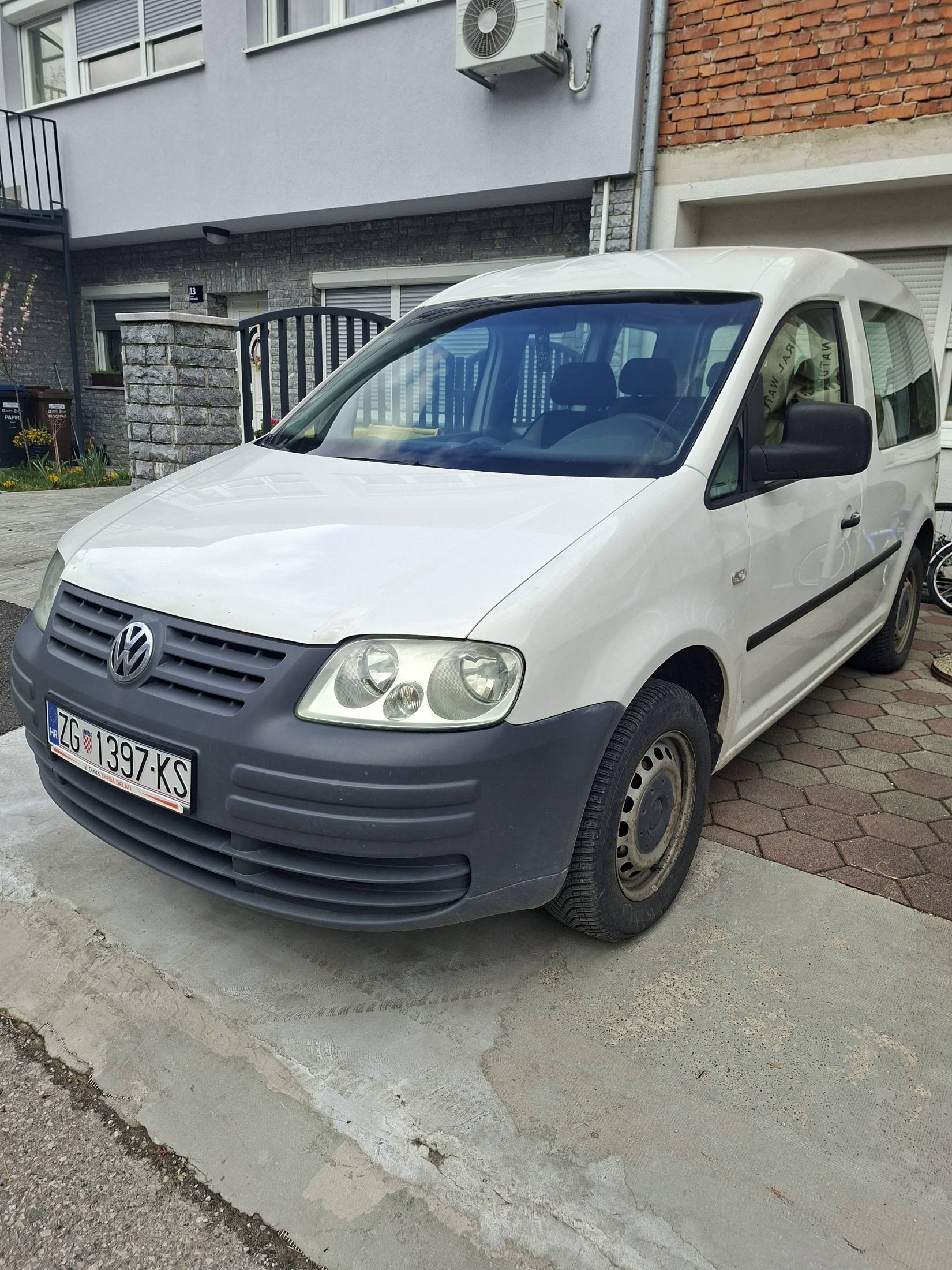 Slika prikazuje vanjsku karoseriju vozila (eksterijer).