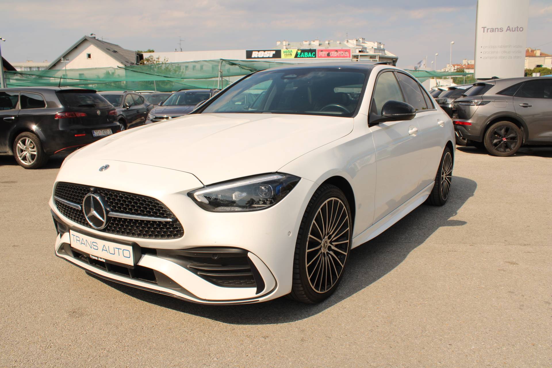 Slika prikazuje vanjski izgled automobila.