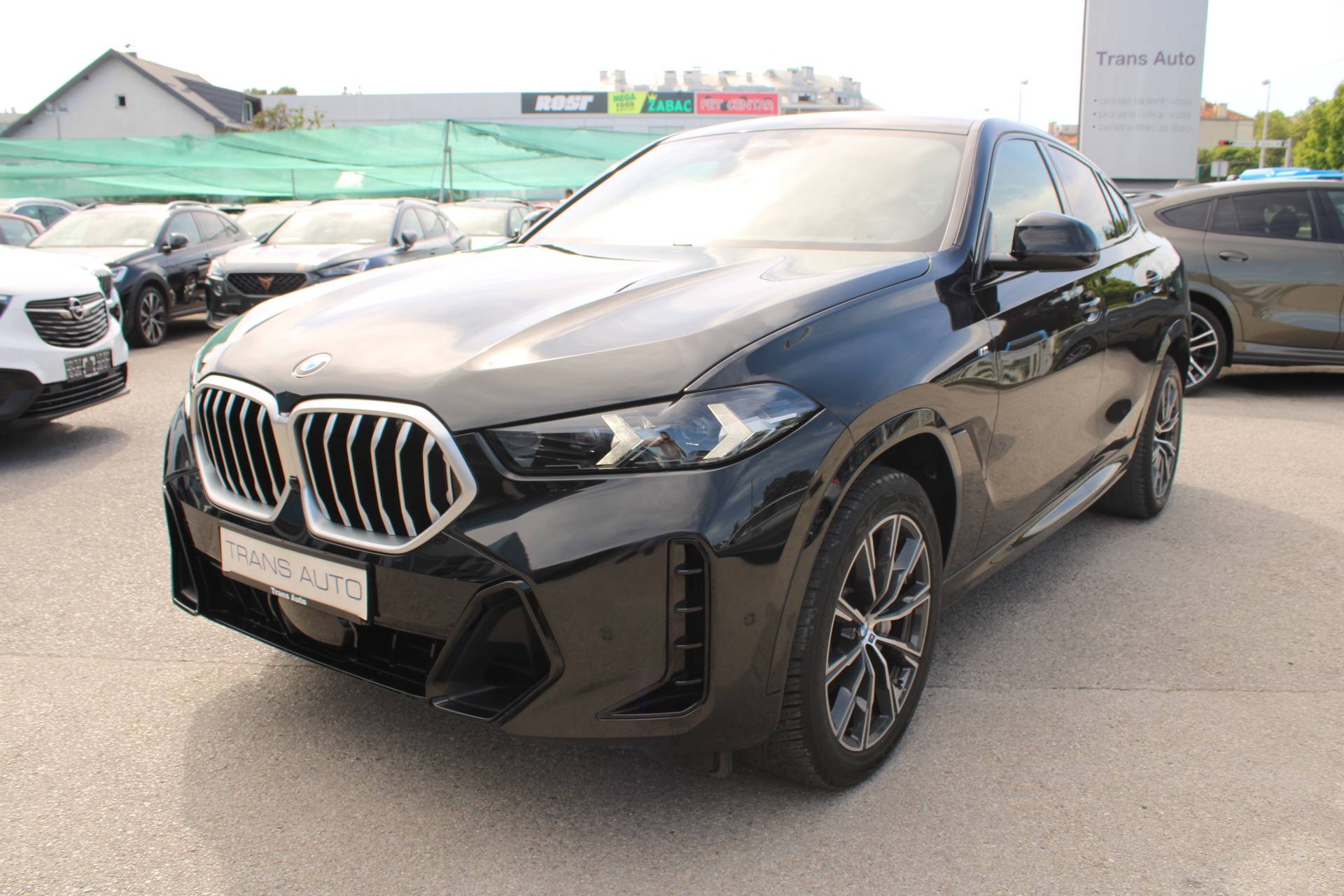 Slika prikazuje vanjsku karoseriju automobila.