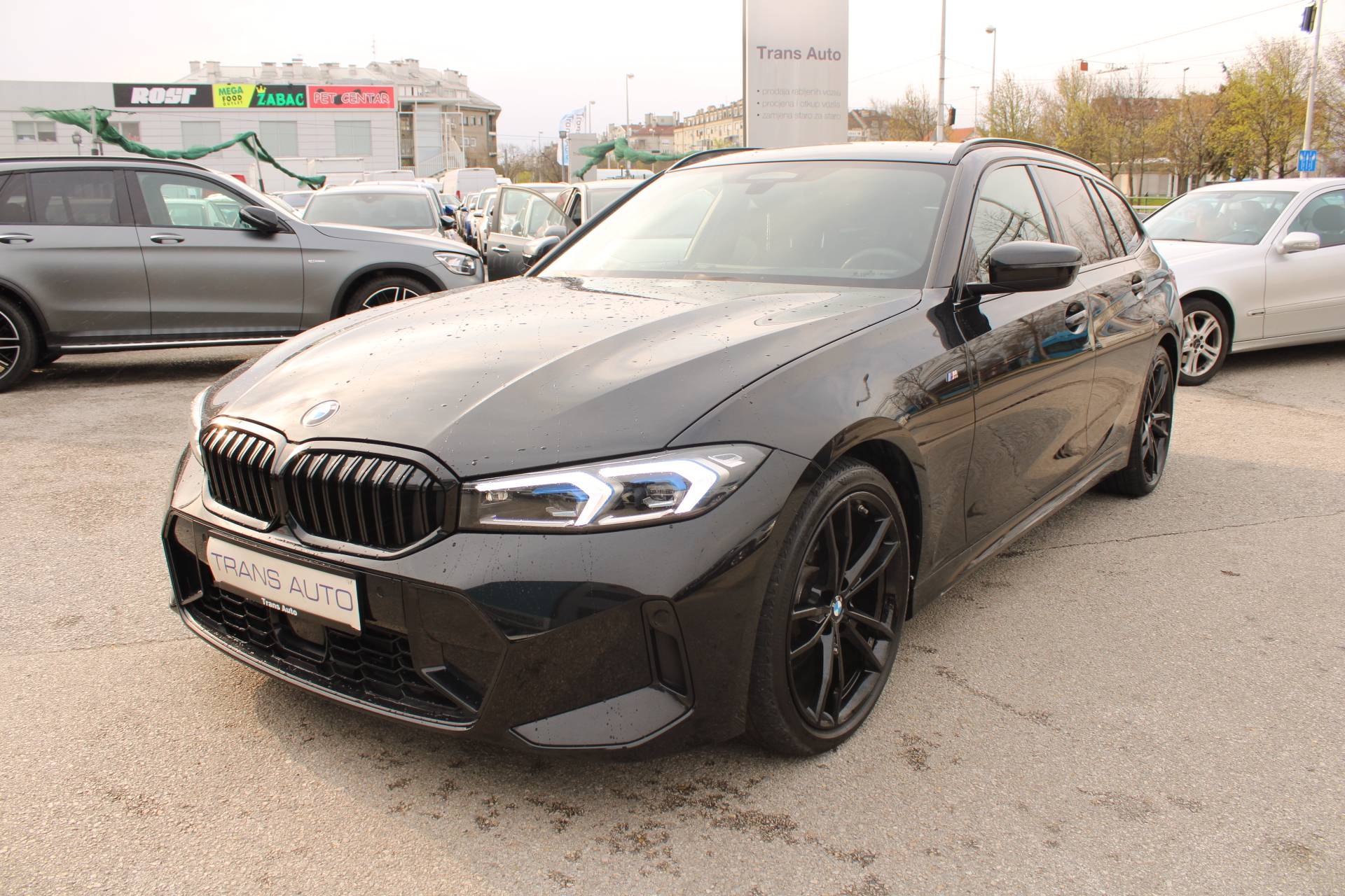 Slika prikazuje vanjsku karoseriju automobila.