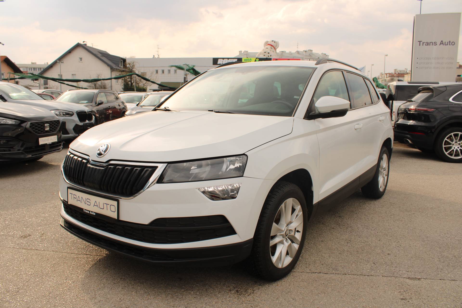 Slika prikazuje vanjski dio automobila (eksterijer).
