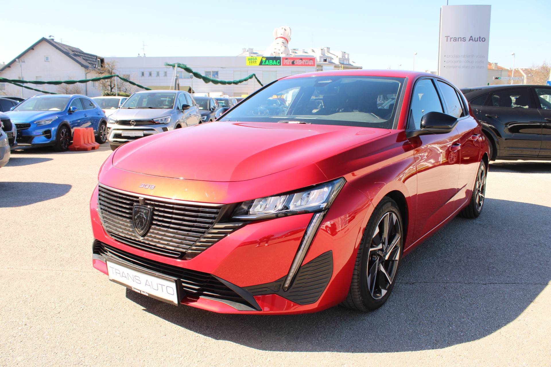 Slika prikazuje vanjski izgled automobila, fokus na karoseriju i boju vozila.
