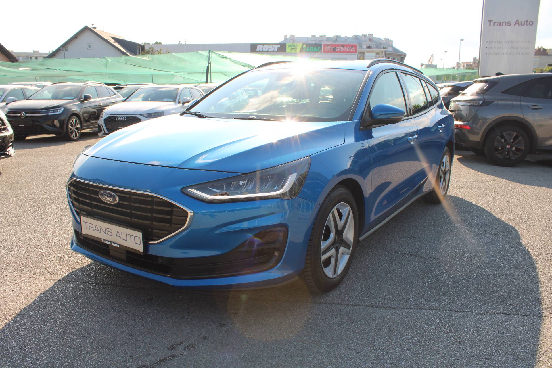 Slika prikazuje vanjsku karoseriju automobila.