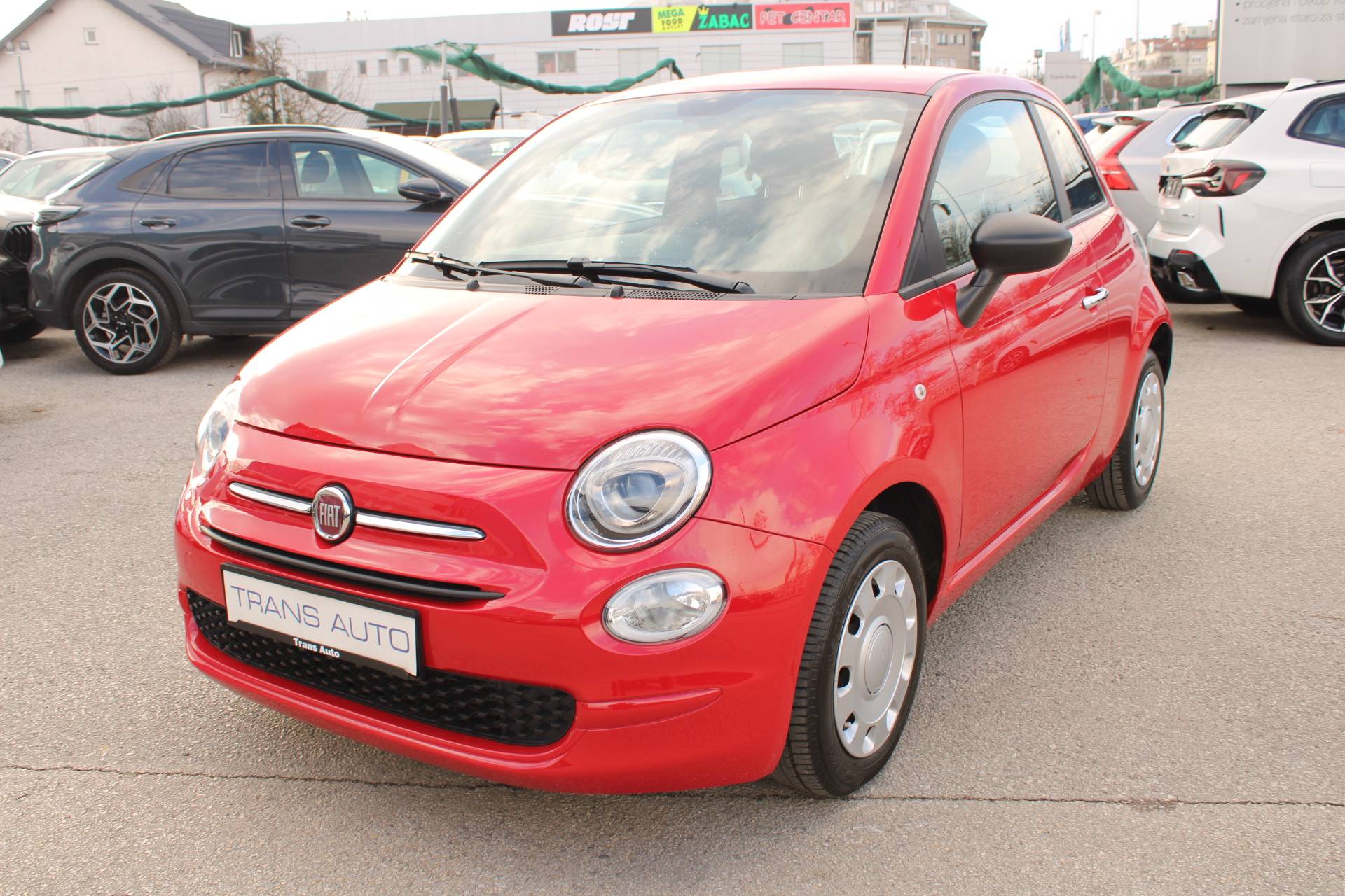 Slika prikazuje eksterijer automobila, fokus na karoseriji.
