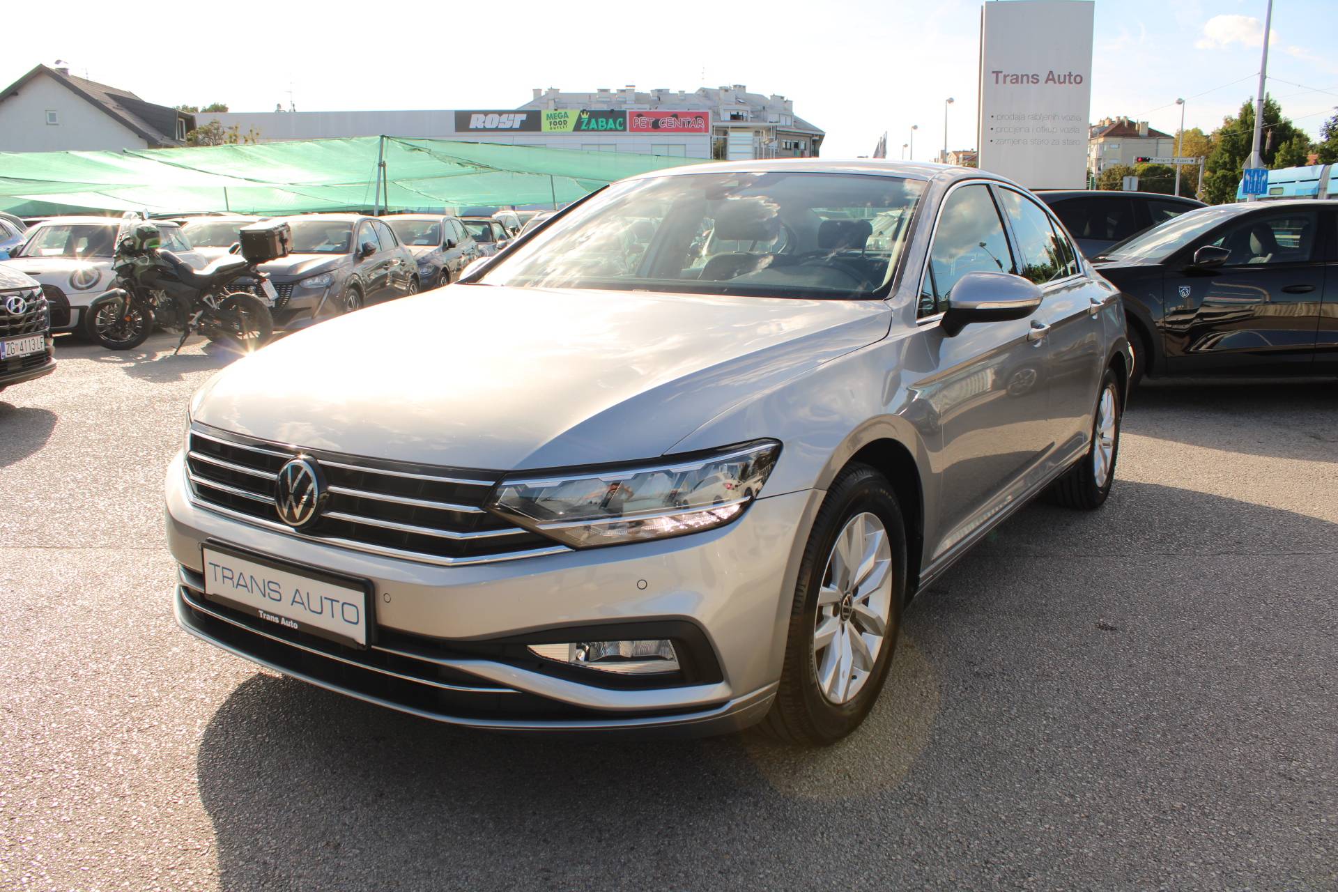 Slika prikazuje vanjštinu automobila na parkiralištu.