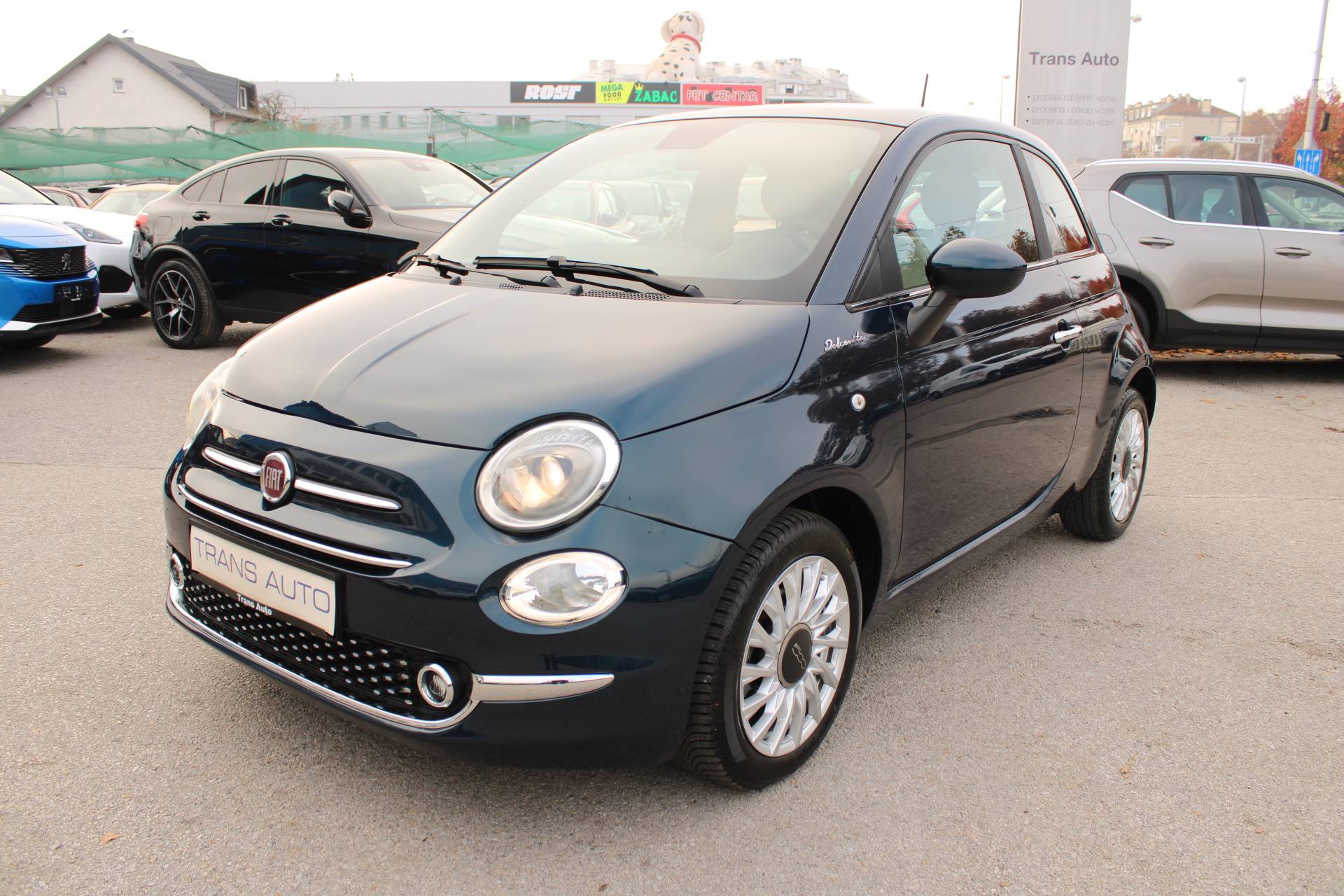 Slika prikazuje vanjsku stranu automobila.