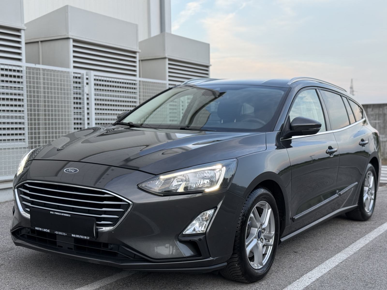 Slika prikazuje vanjsku karoseriju automobila.