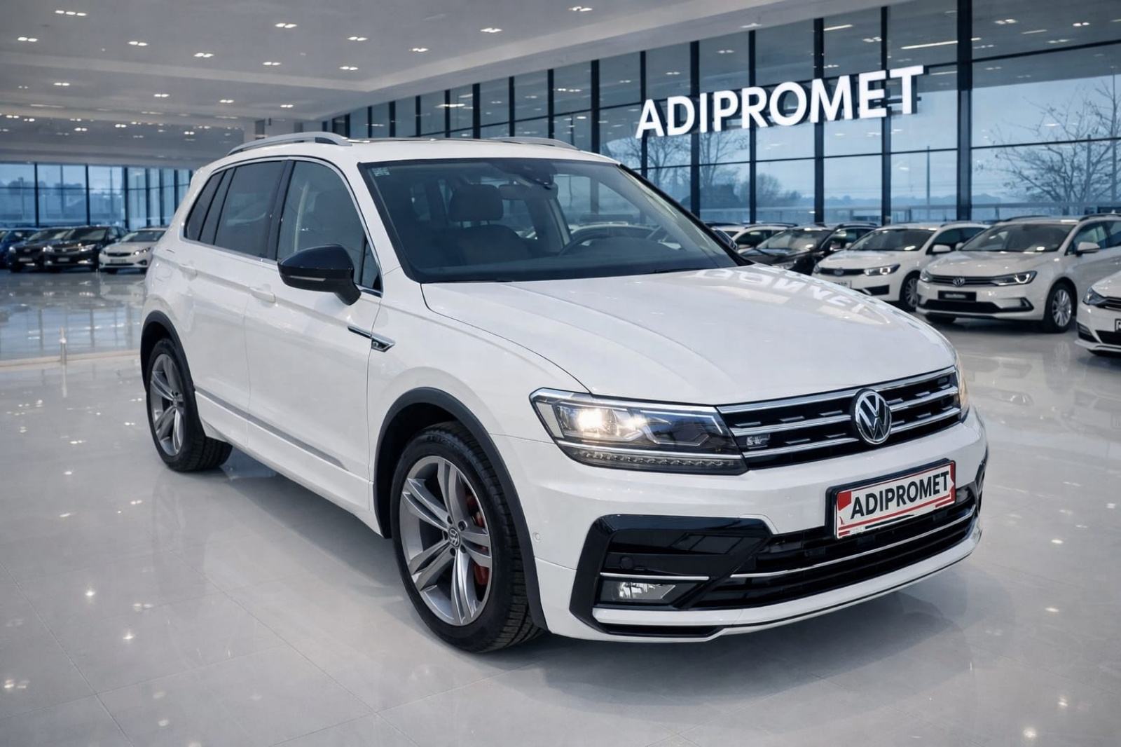 Slika prikazuje vanjštinu vozila u showroomu.